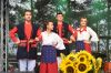 Młodzież tańczy tańce ludowe